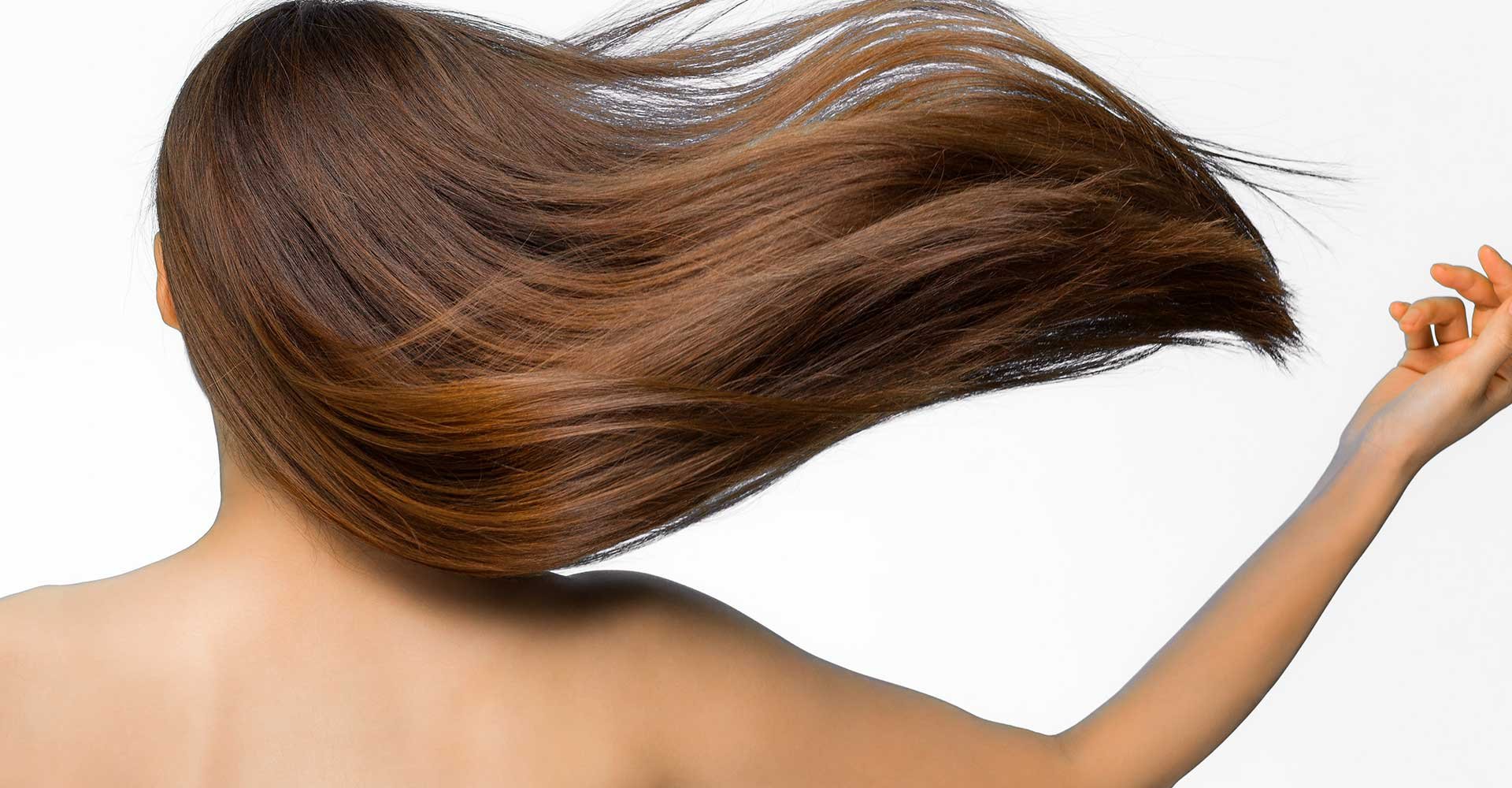 Modelo Com Cabelo Castanho Volumoso Jogando Ele Pros Lados